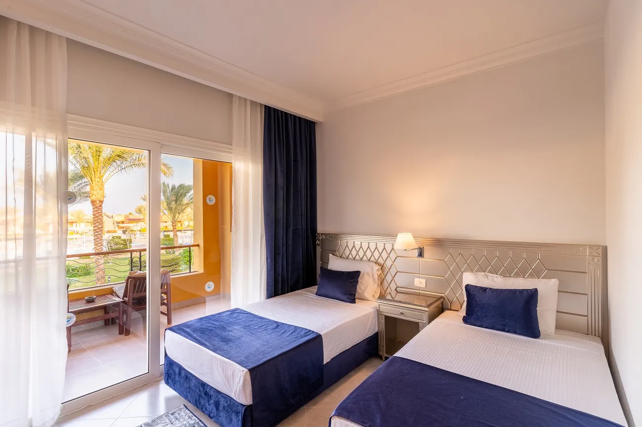 Superior pool or garden (10)